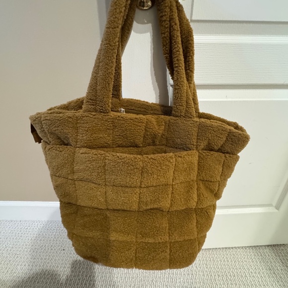 NEW WITH TAGS LULULEMON QUILTED GRID TOTE/ FLEECE XL/ 26L - Picture 1 of 7